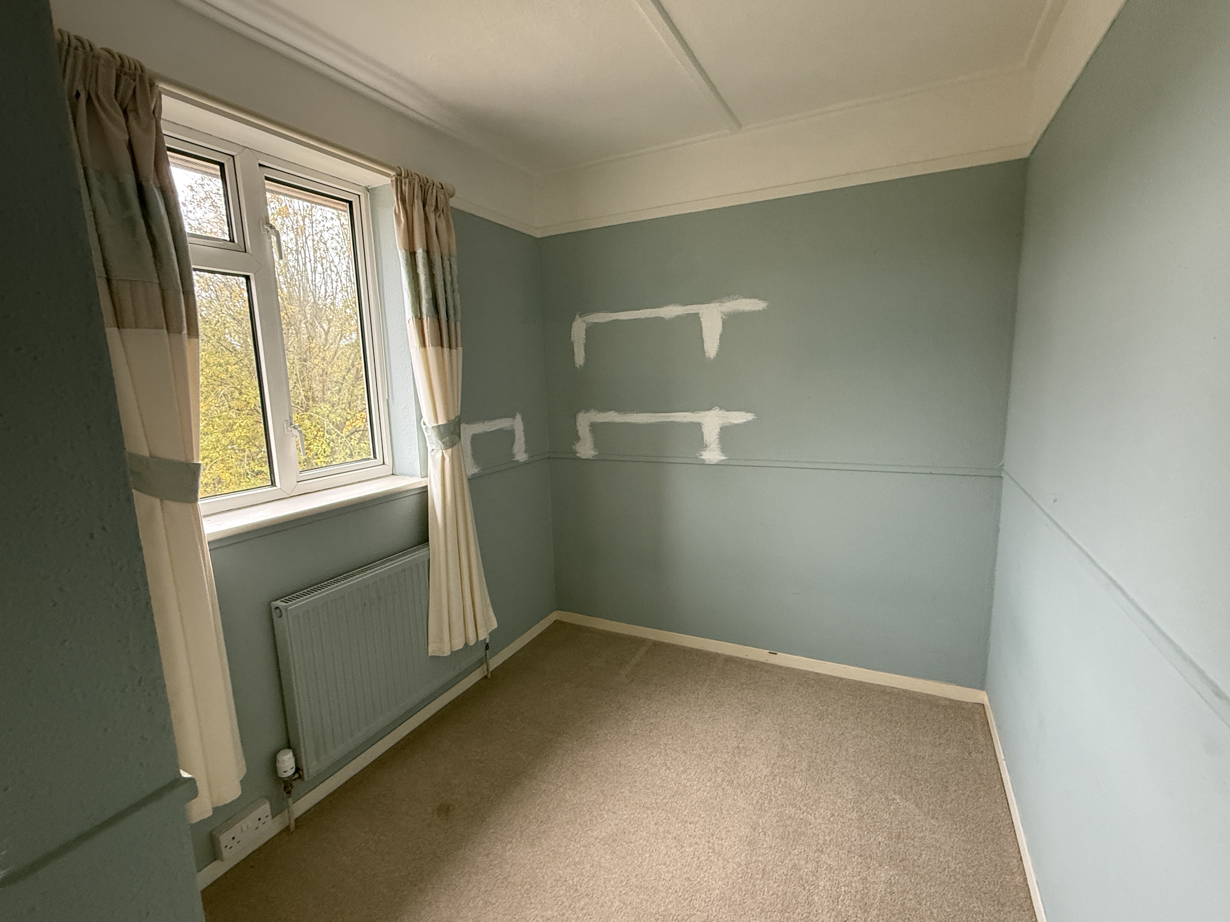 Lot: 11 - HOUSE IN NEED OF IMPROVEMENT - Bedroom 3 of Semi in Wealden Village